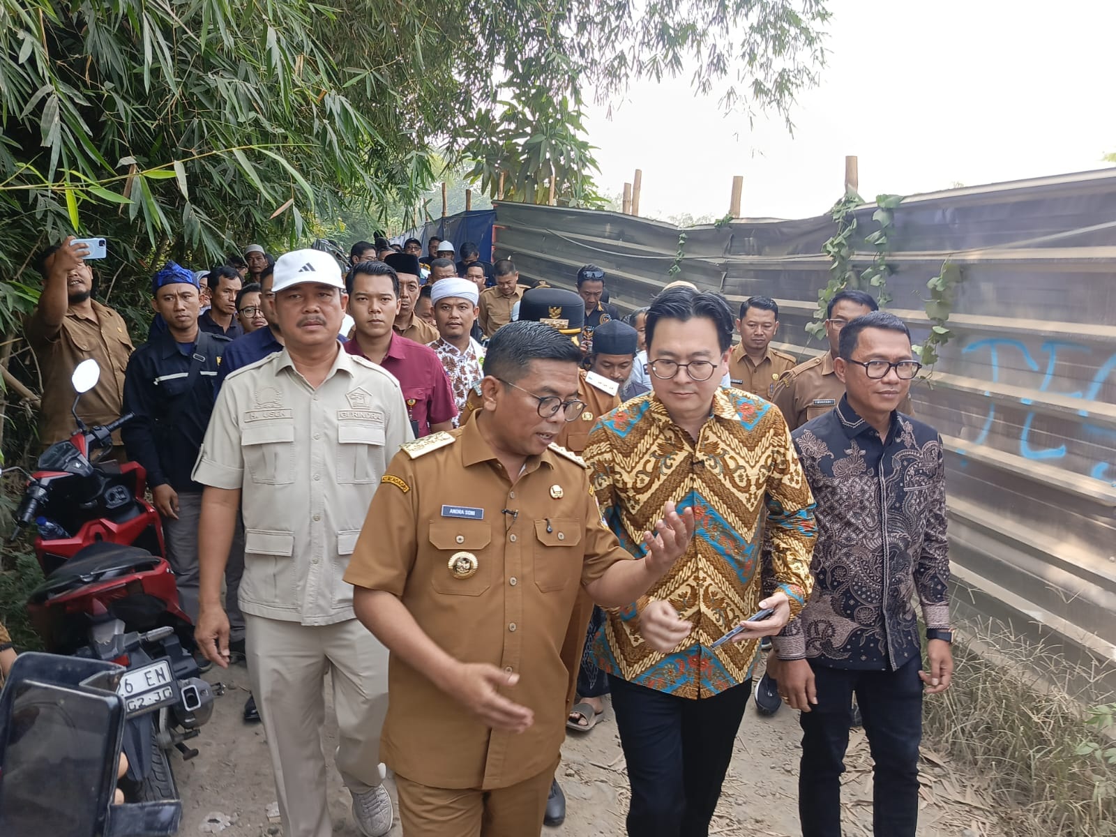 Gubernur Andra Soni Bangun Jembatan Piano