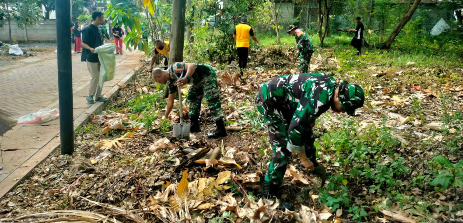 Peringati HUT TNI ke-79, Koramil 01/Tangerang Bersih-bersih Area Gedung Baru Koramil