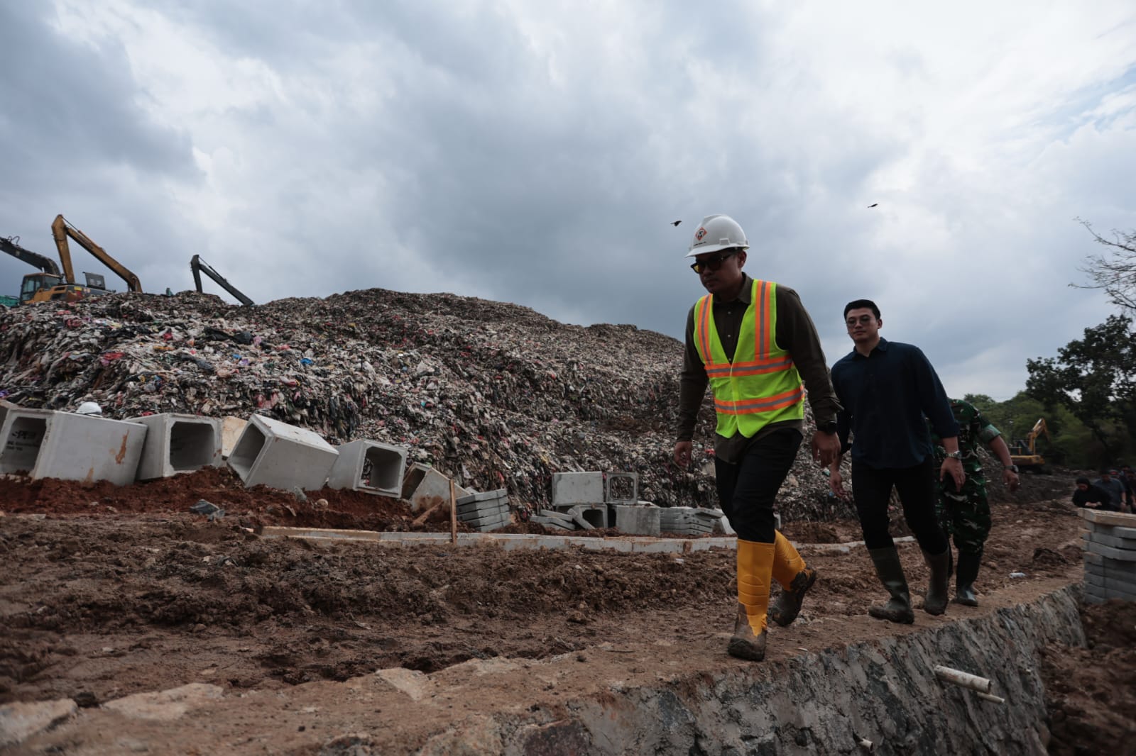 Warga Hadang Truk Sampah ke TPA Cipeucang