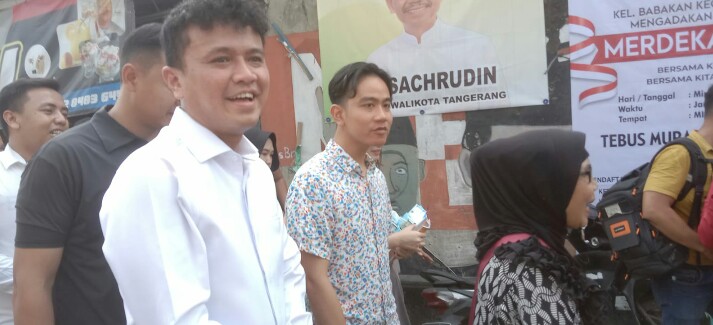 Blusukan Gibran bersama Faldo Sambil Bagikan Stiker ke Warga Kota Tangerang 