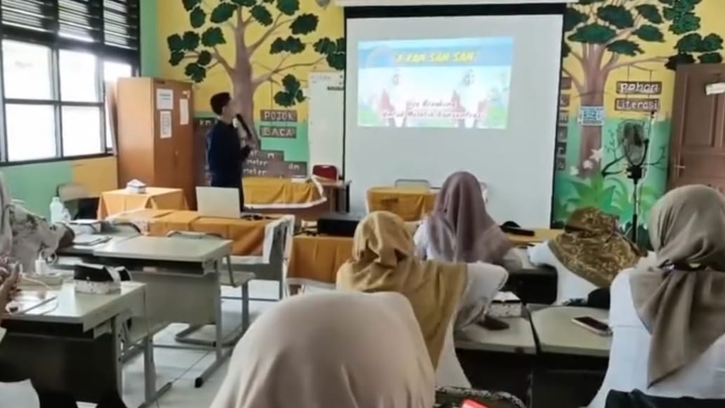 Guru SDN Cukang Galih I Dilatih Jadi Konten Kreator