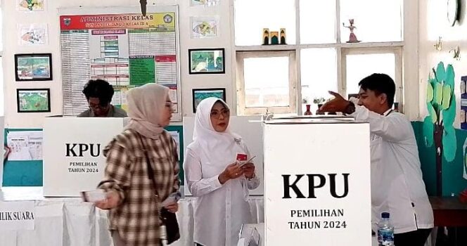 Didampingi Anak, Cabup Raden Dewi Salurkan Hak Pilihnya di TPS 004