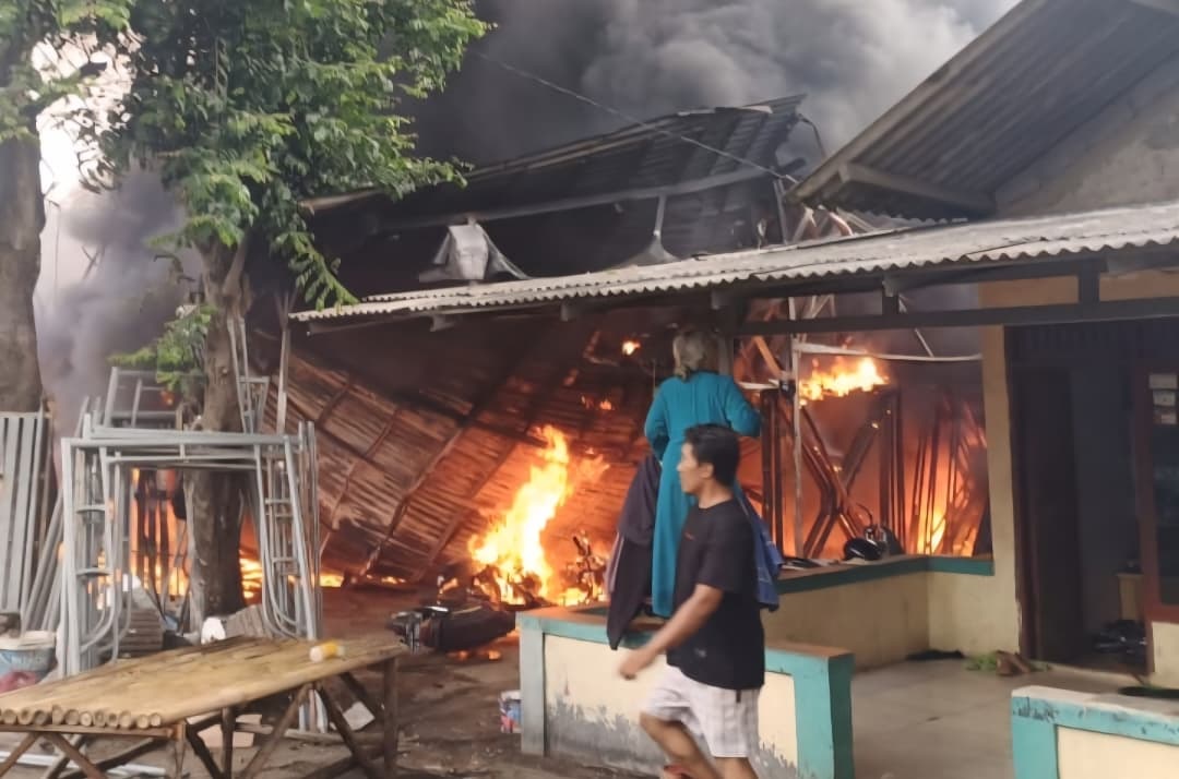 Diduga Korsleting, Gudang Dekorasi Ludes Terbakar