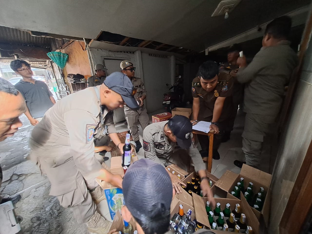 Warung Sembako Timbun Ribuan Minol