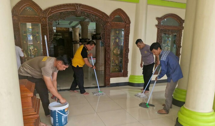 Jajaran Polsek Rajeg Bebenah Masjid Al Falahiyah
