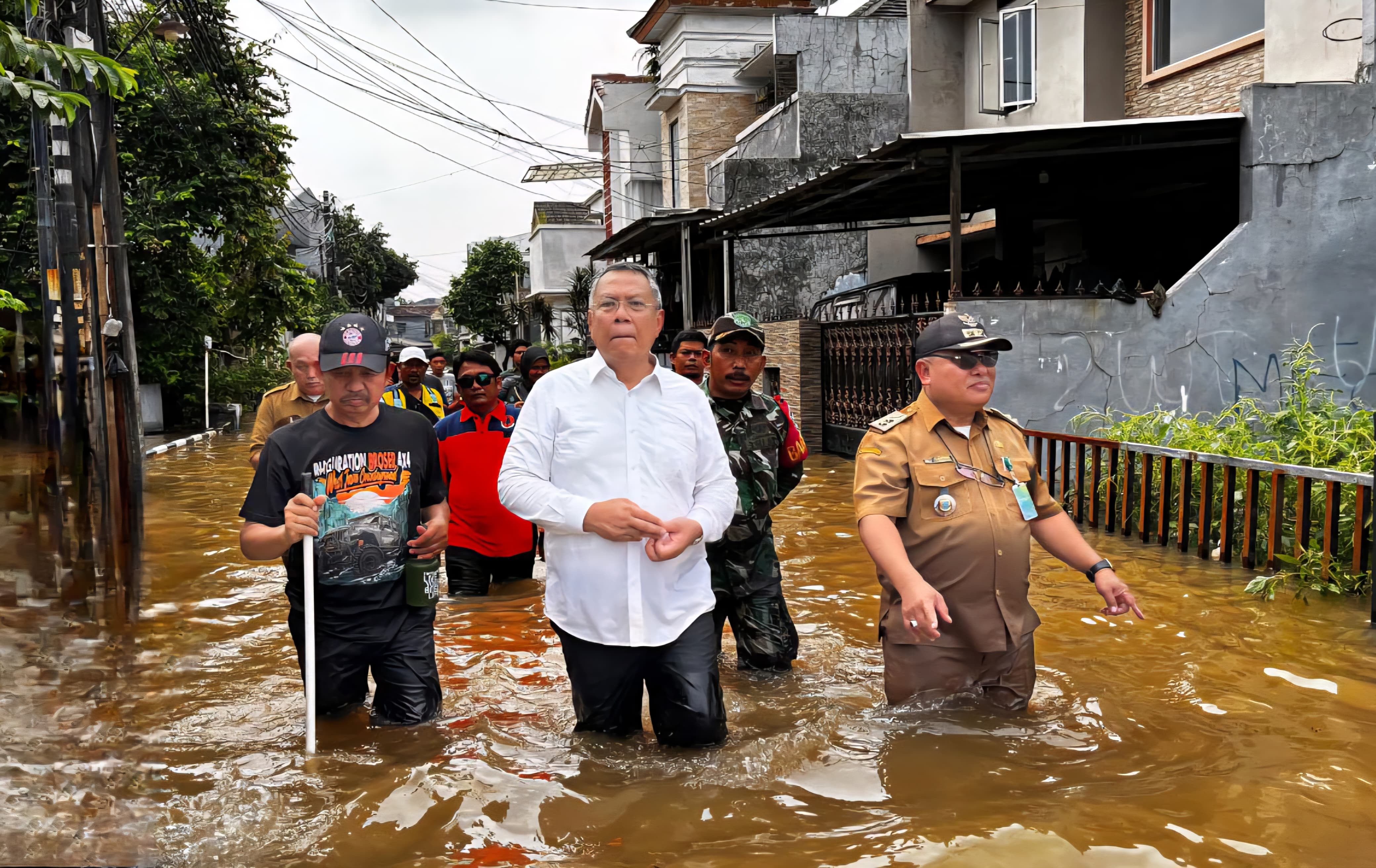 Benyamin Kunjungi Lokasi Banjir, Pastikan Pompa Berfungsi Baik