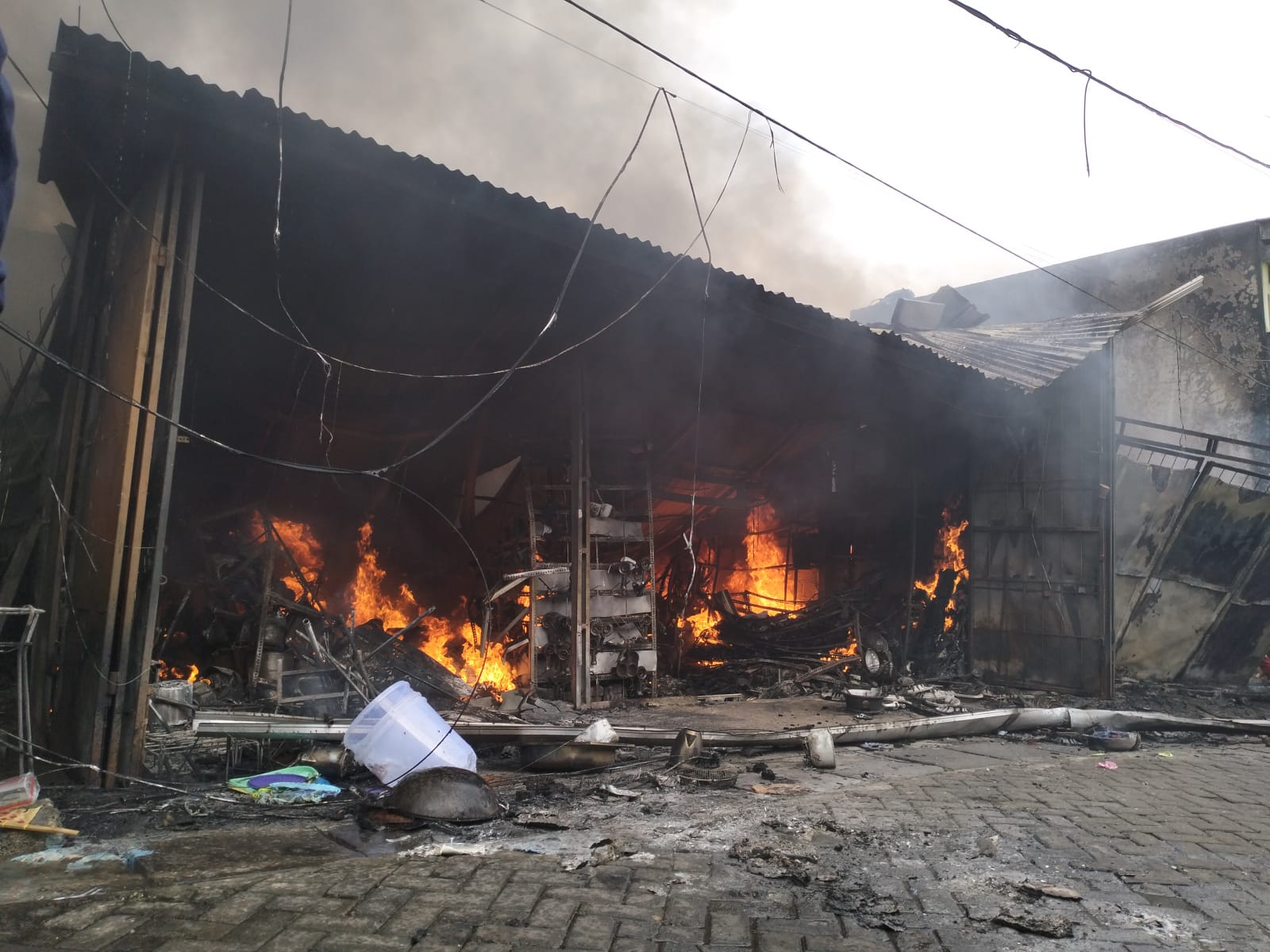 Sembilan Mobil Damkar Dikerahkan Atasi Kebakaran Ruko di Ciledug, PMI Siagakan Tenaga Medis