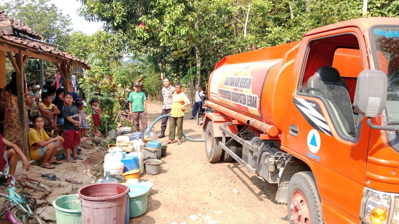 Alami Krisis Air Bersih, BPBD Salurkan 98 Ribu Liter Air Bersih ke 17 Desa di Lebak 