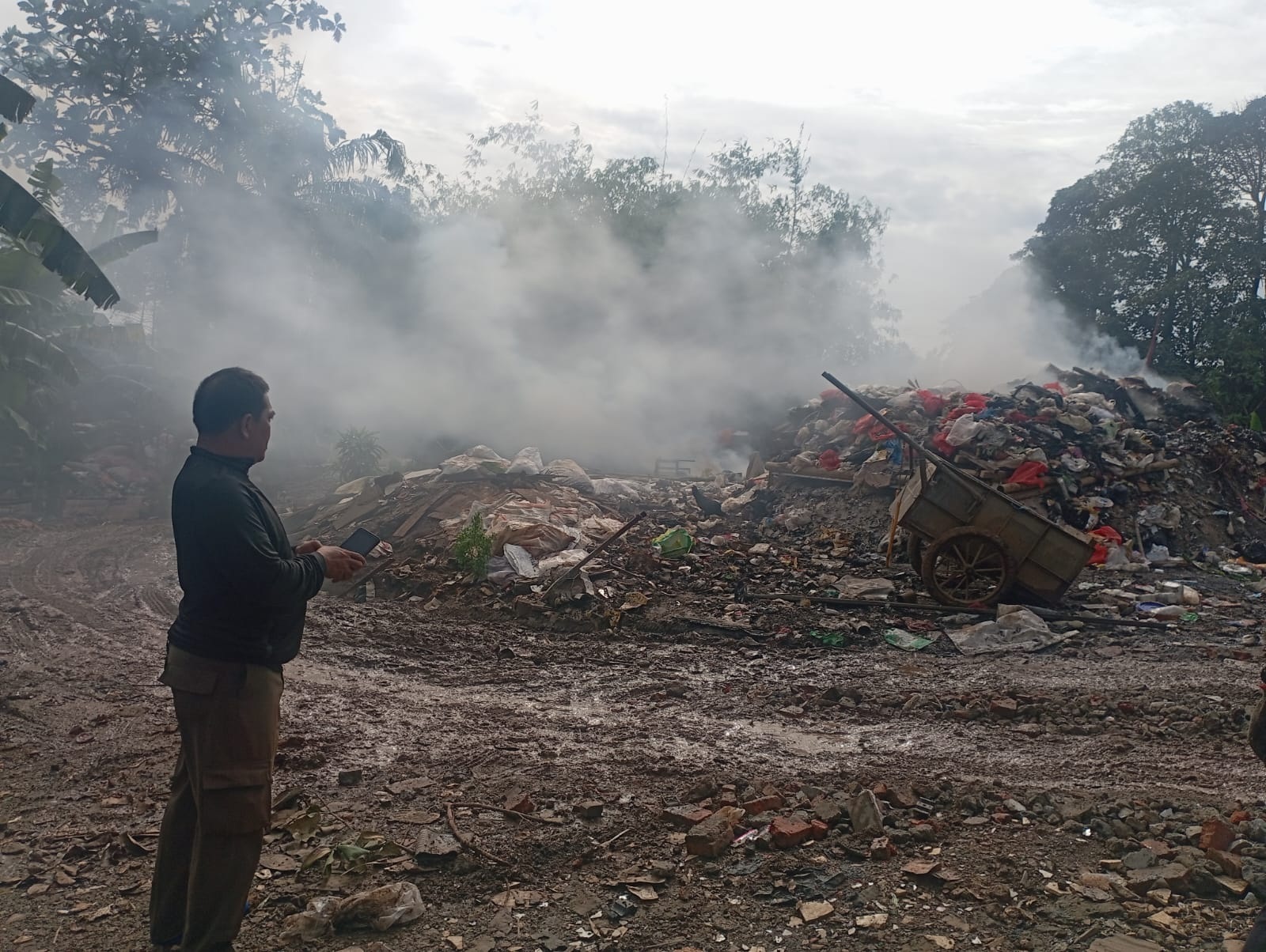 Warga Situ Gintung Minta Aparat Tindak Pembakar Sampah Ilegal