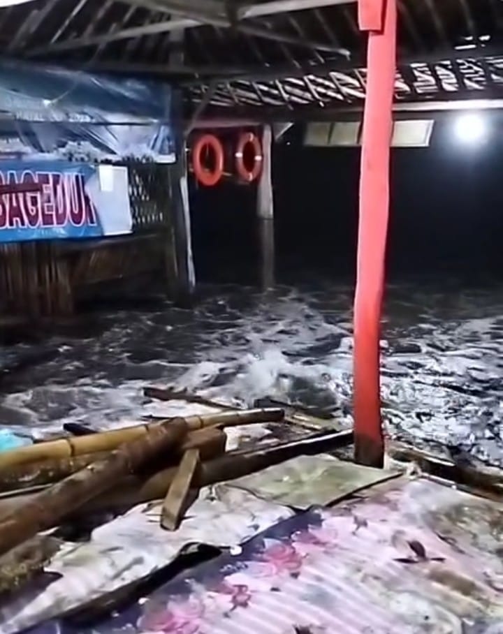 Diterjang Gelombang Tinggi, Wisata Pantai Lebak Selatan Porak Poranda