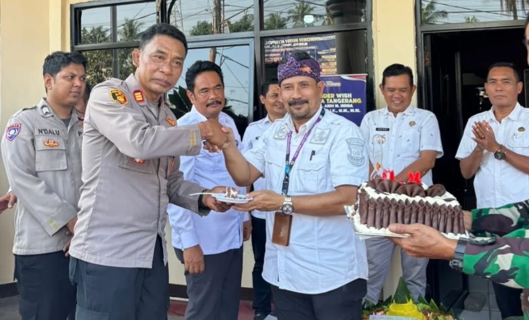 Kapolsek Mauk Dapat Hadiah Tumpeng