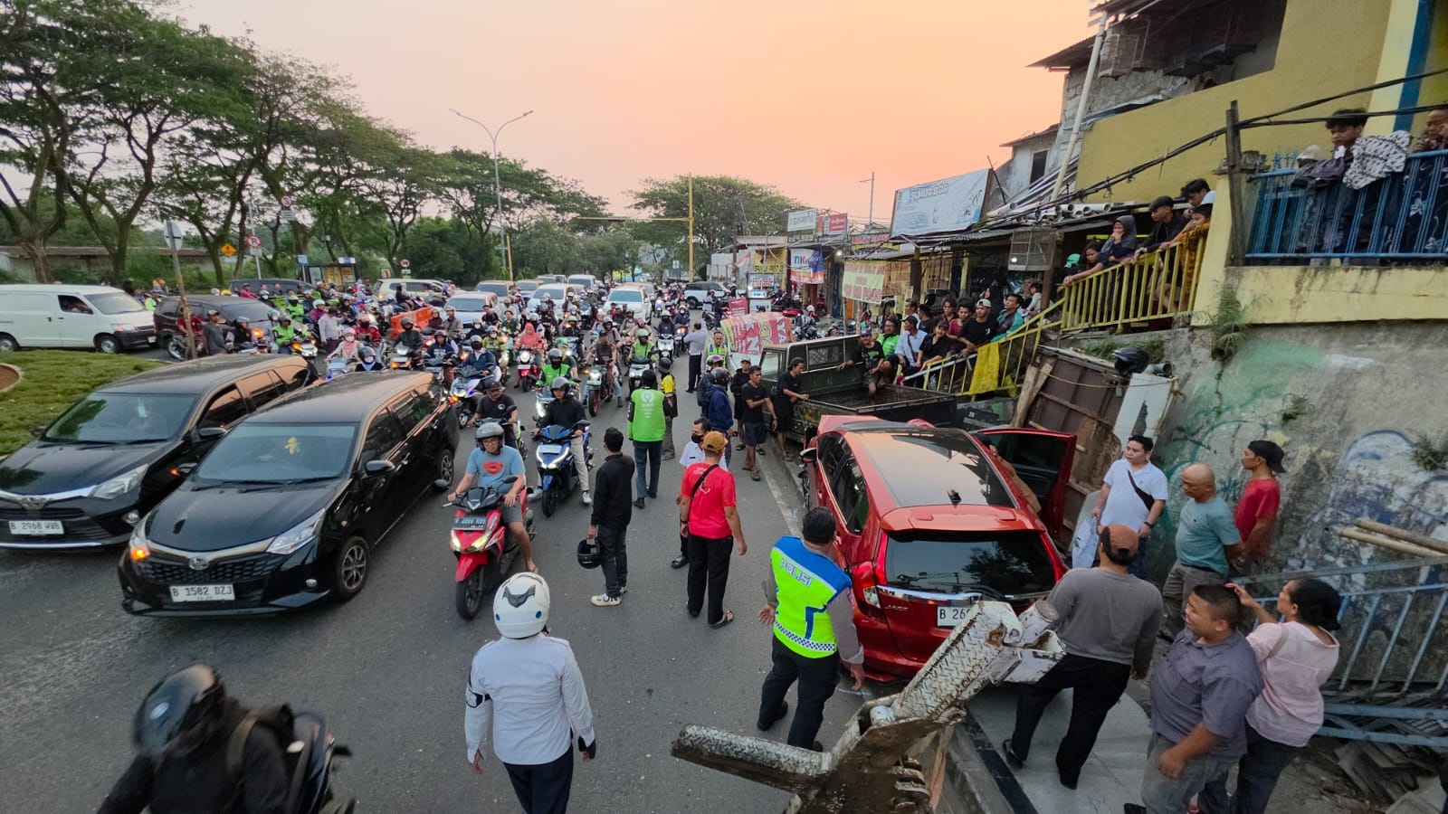 Jazz dan Pikap Gencet Motor, Pengendara Luka Parah