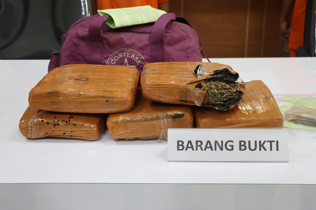 2 Pengedar Narkotika Modus Sistem Tempel di Tangerang di Tangkap, Ganja 4,8Kg Disita
