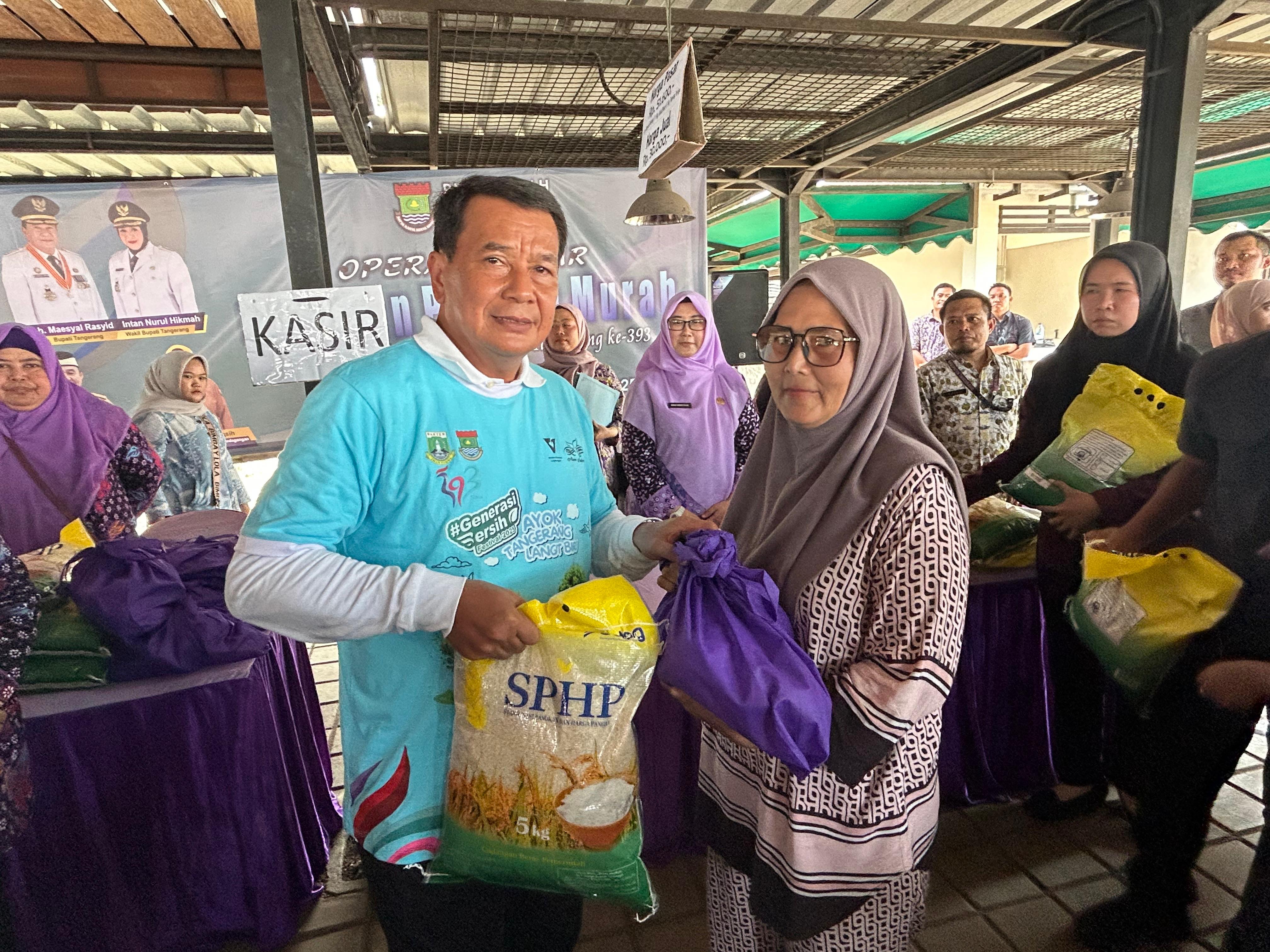 Bupati Tangerang Buka Pasar Sembako Murah