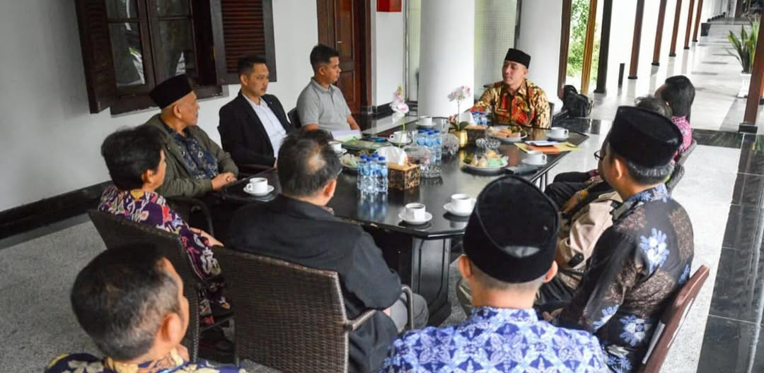 Hasbi Terima Wakaf 1.000 Mushaf Al-Quran