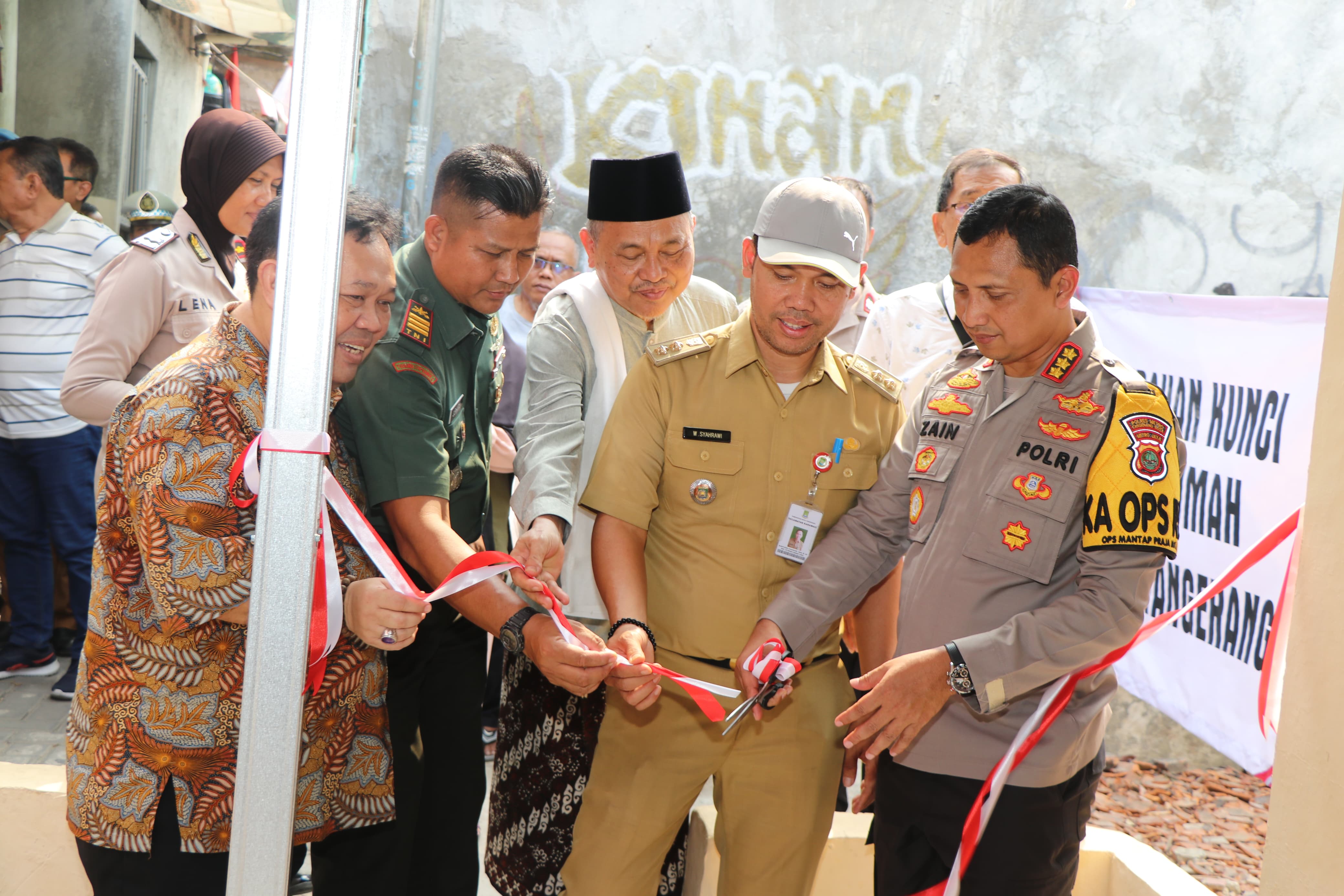 Kapolres Metro Tangerang Kota Serahkan Kunci Rumah Warga Karawaci Usai Dibedah