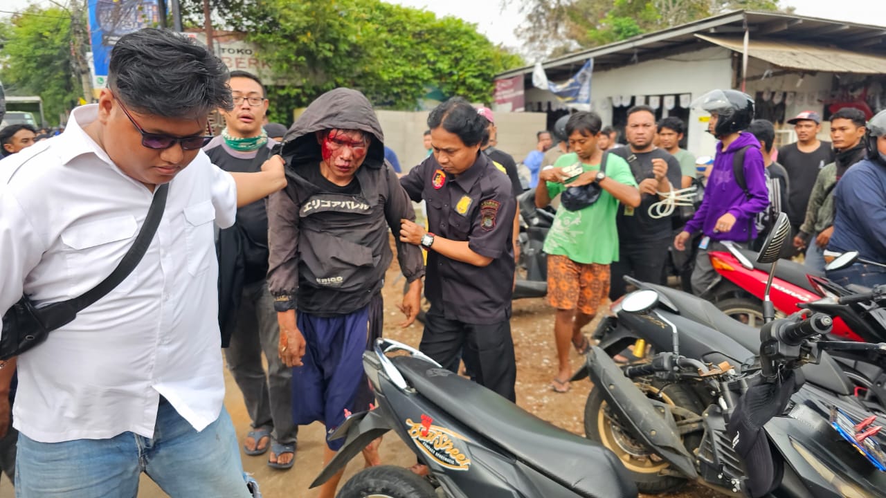 Kepergok Saat Melakukan Aksinya, Pencuri Babak Belur Dihajar Warga