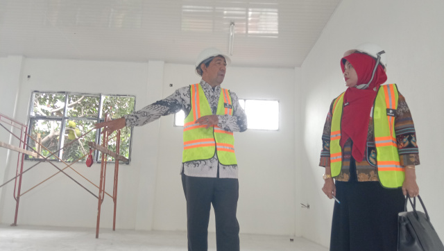 Disdik Kota Tangerang Tinjau  Pengerjaan Revitalisasi Ruang Kelas SMP Negeri 3