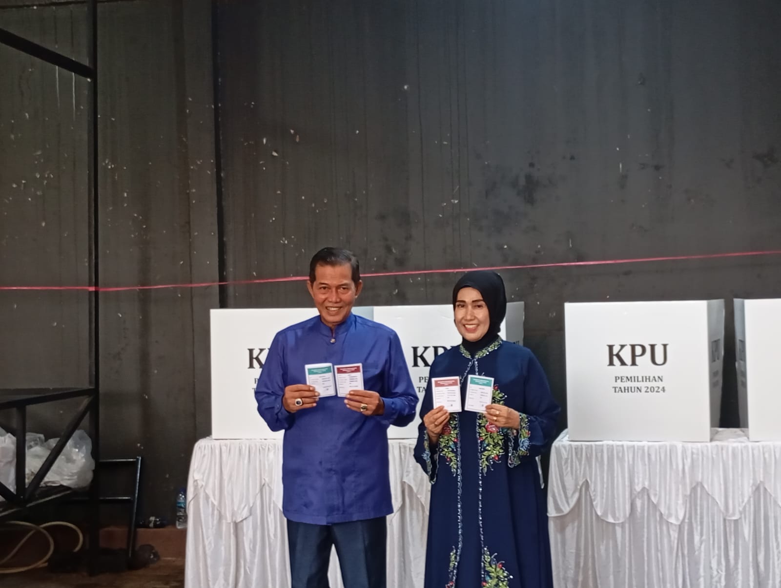 Syafrudin Nyoblos Bareng Keluarga di TPS 02