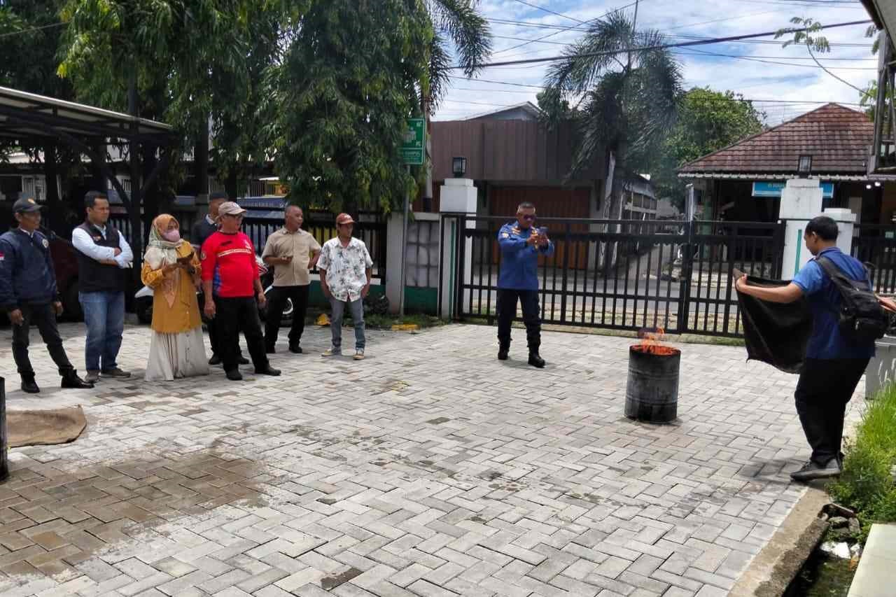 Warga Lengkong Karya Dilatih Padamkam Api Secara Tradisional