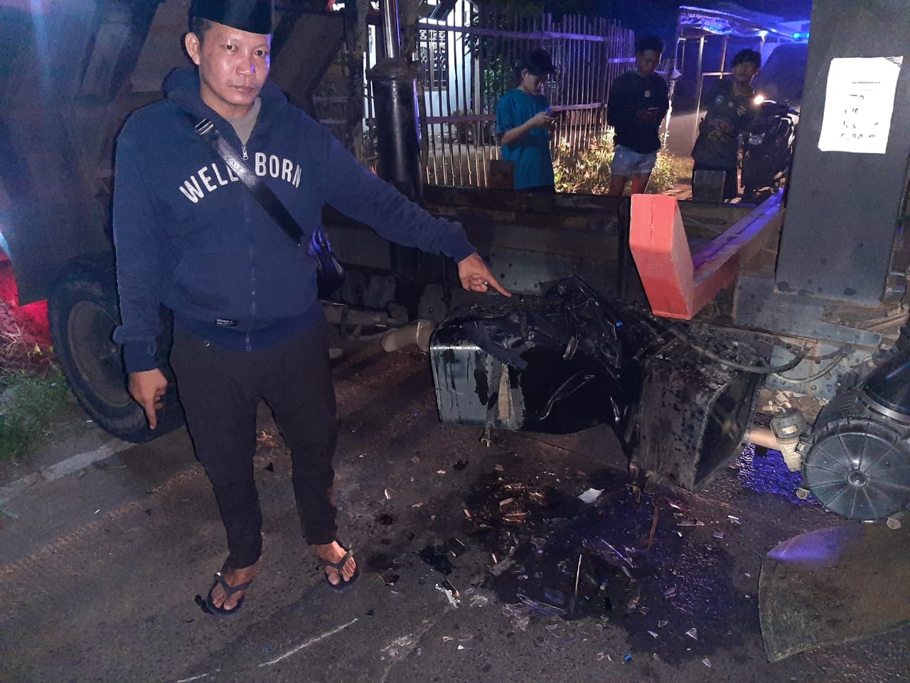 Pemotor Patah Kaki Akibat Tabrak Truk saat Turunkan Pasir