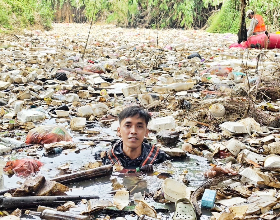 Banyak Sampah Rumah Tangga di Sungai