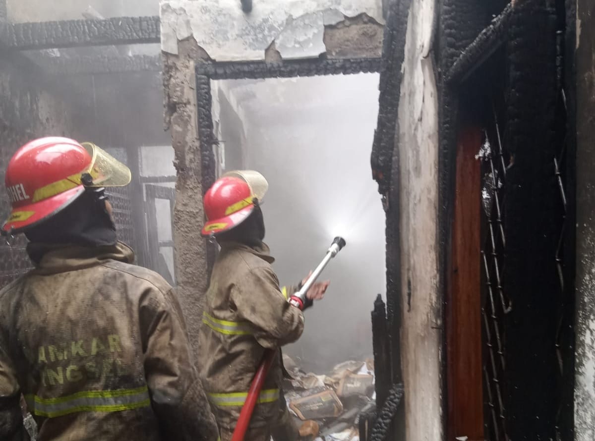 Diduga Korsleting, Rumah Dua Lantai di Pondok Cabe Ilir Terbakar