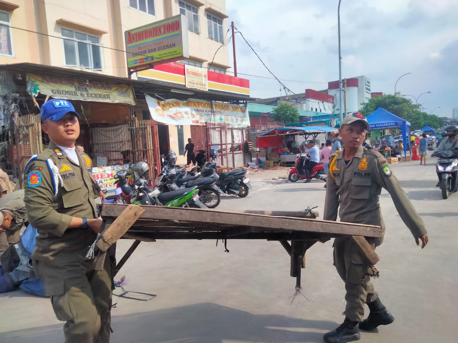 Berangsur Steril dari Pedagang, Kontraktor Mulai Proses Pemagaran Pasar Anyar