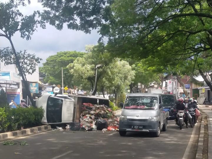 Pengemudi Ngantuk Mobil Pengangkut Sampah Alami Kecelakaan di Jalan Raya Ciater Raya