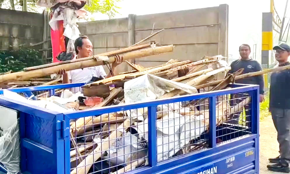 Personel Gabungan Bersihkan Puing Bangli