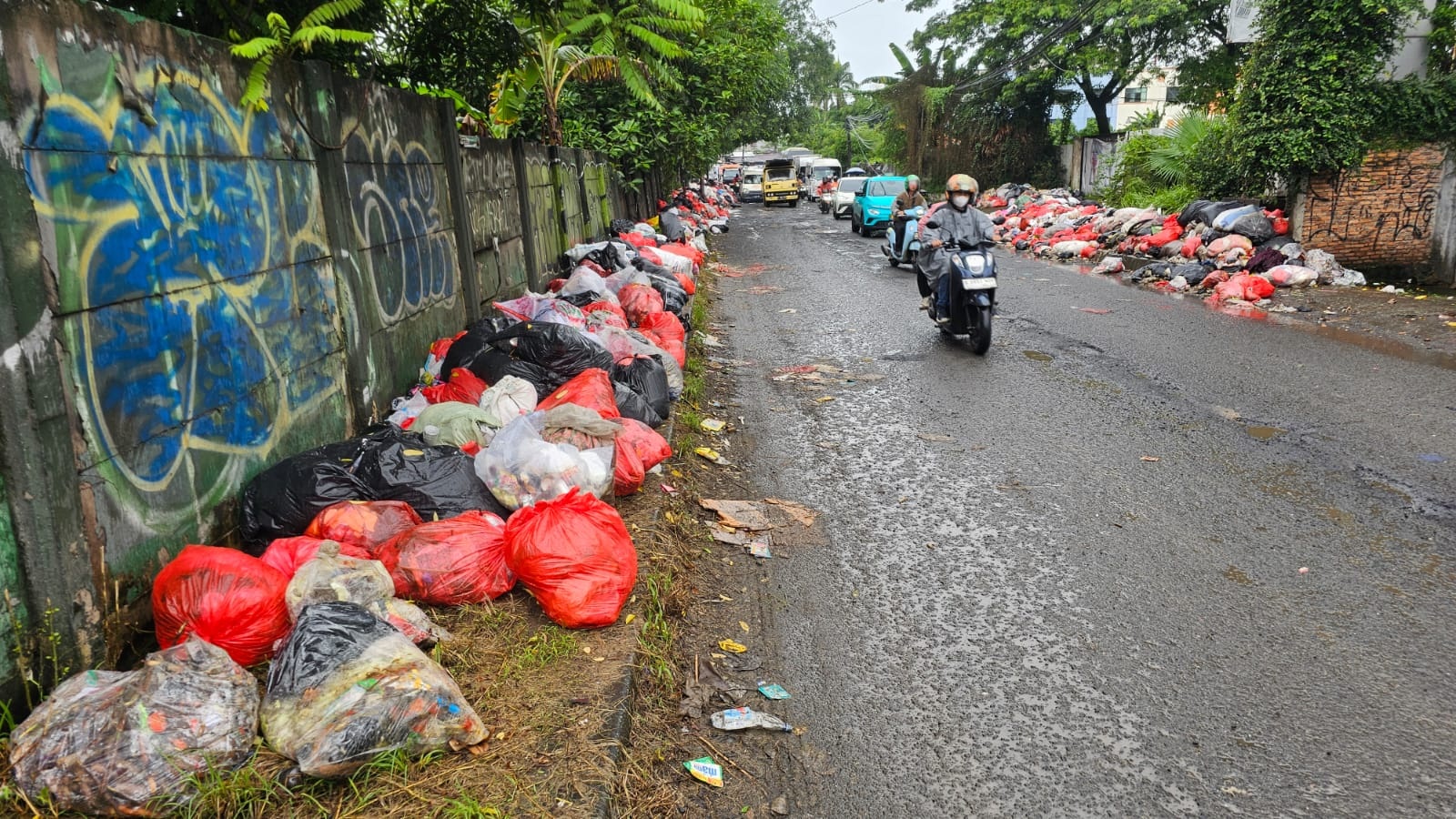 Trotoar Jalan Dekat Pasar Cimanggis Penuh Sampah