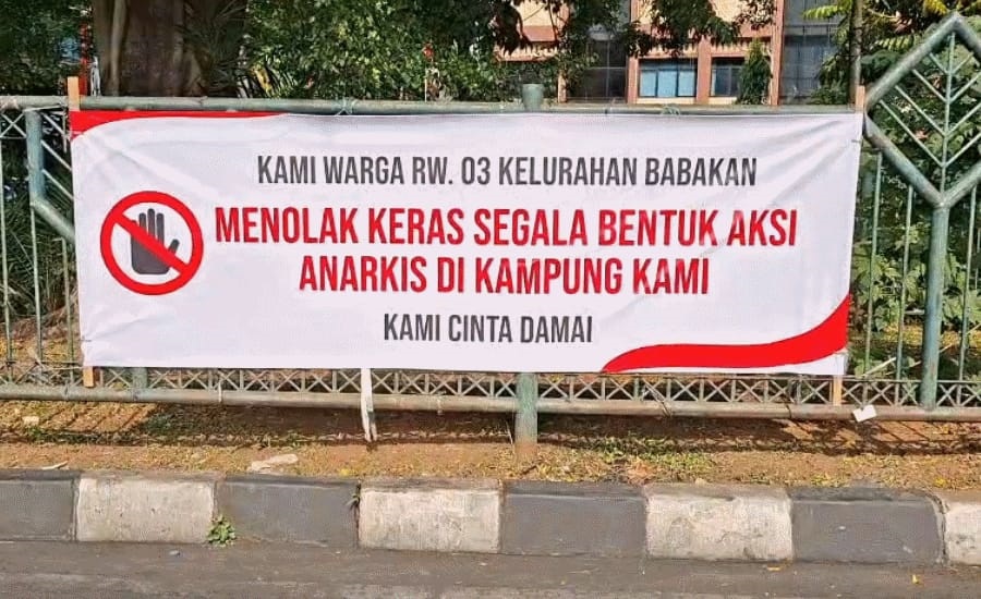 Warga Tebar Spanduk Tolak Aksi Anarkis