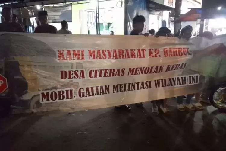 Pengalihan Jalur Ditolak, Warga 2 Kecamatan Blokade Lintasan Truk Berat