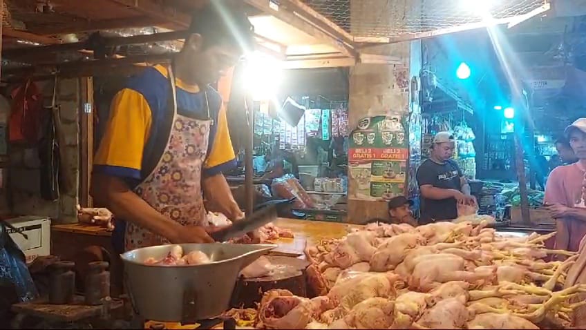 Jelang Idul Adha, Harga Daging Ayam di Pasar Induk Rau Mengalami Kenaikan