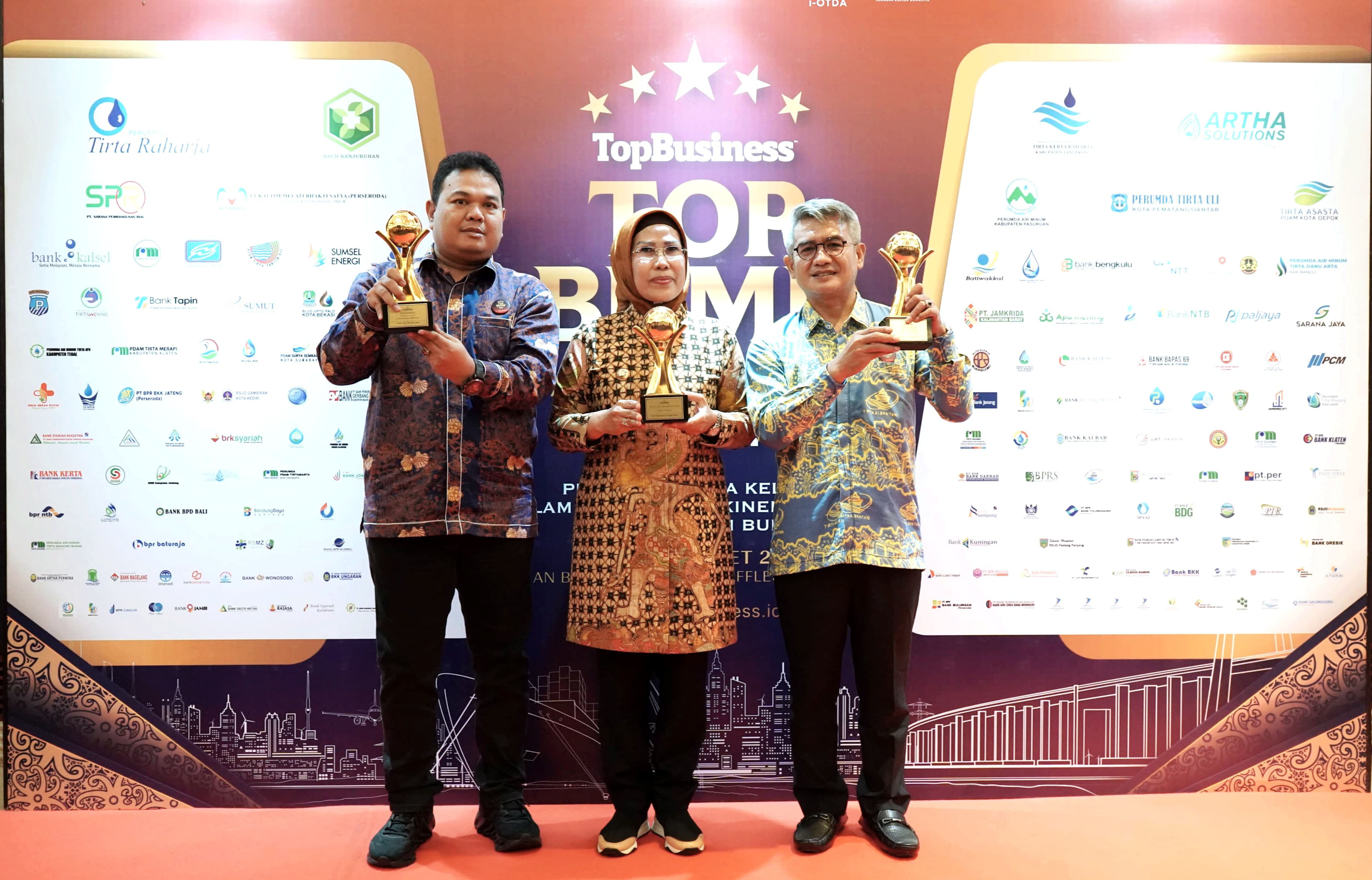 Perumda Tirta Albantani Susul BPR Serang, Bupati Serang Kembali Raih BUMD Award