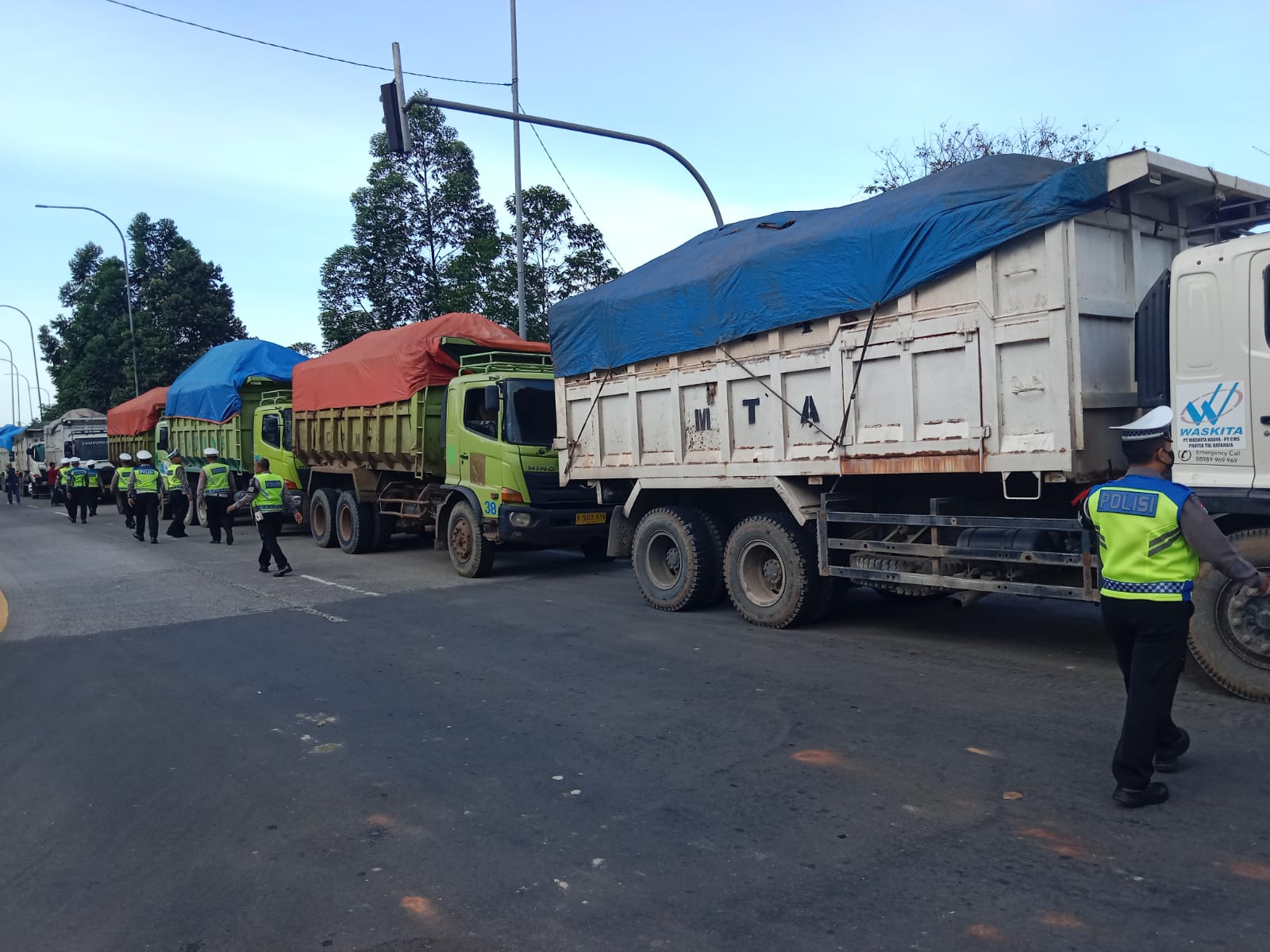 Langgar Jam Operasional, 33 Truk Tanah Dikandangin Polisi di Tangerang