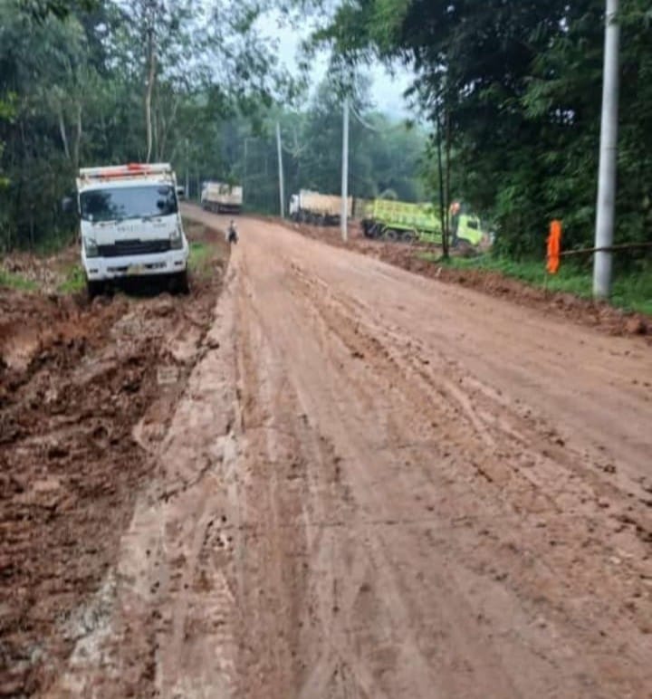 Jalan Provinsi di Kecamatan Maja - Curugbitung Dipenuhi Lumpur 