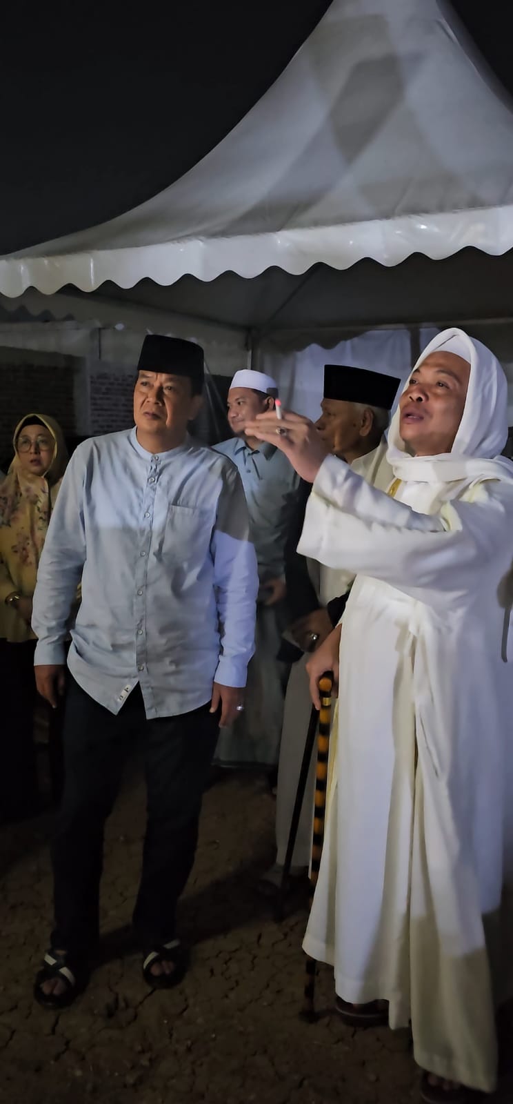 Abah Entoh Ajak Maesyal Rasyid Keliling Pondok Pesantren Al-Istiqlaliyyah Cilongok