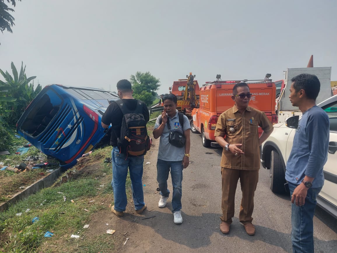 Hendak Bimtek Ke Bandung, Bus Rombongan Perangkat Desa Terguling