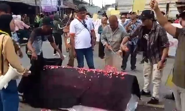 Mahasiswa dan Masyarakat Tabur Bunga ke Truk Tambang dan Keranda di Jalan Kampung Melayu