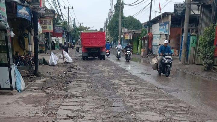 Warga Pantura Minta Pemkab Perbaiki Jalan Rusak 