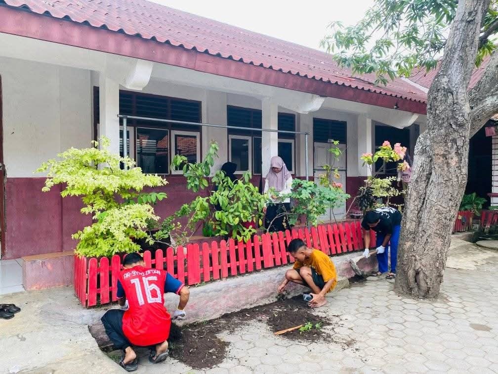 SDN Muara III Bersih-Bersih Sekolah Jelang Libur 