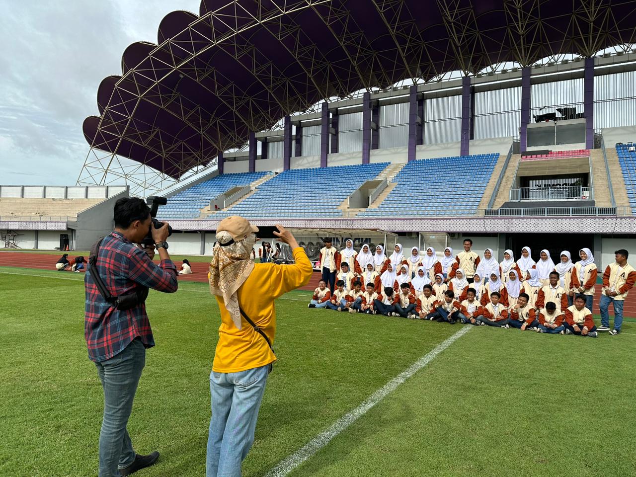 PT. GMT Beri Edukasi Sarana Olahraga Sport Center Kepada Murid SDN Medang 