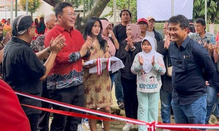 Abraham dan Bonnie Triyana Menghadirkan Pengetahuan Melalui Mobil Perpustakaan Keliling