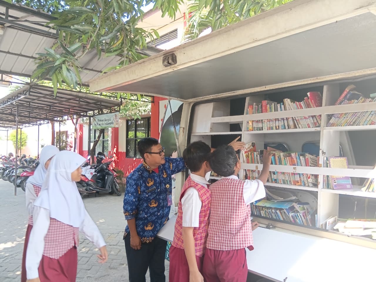 SDN Cipondoh 5 Gencarkan Literasi Lewat Perpustakaan Keliling