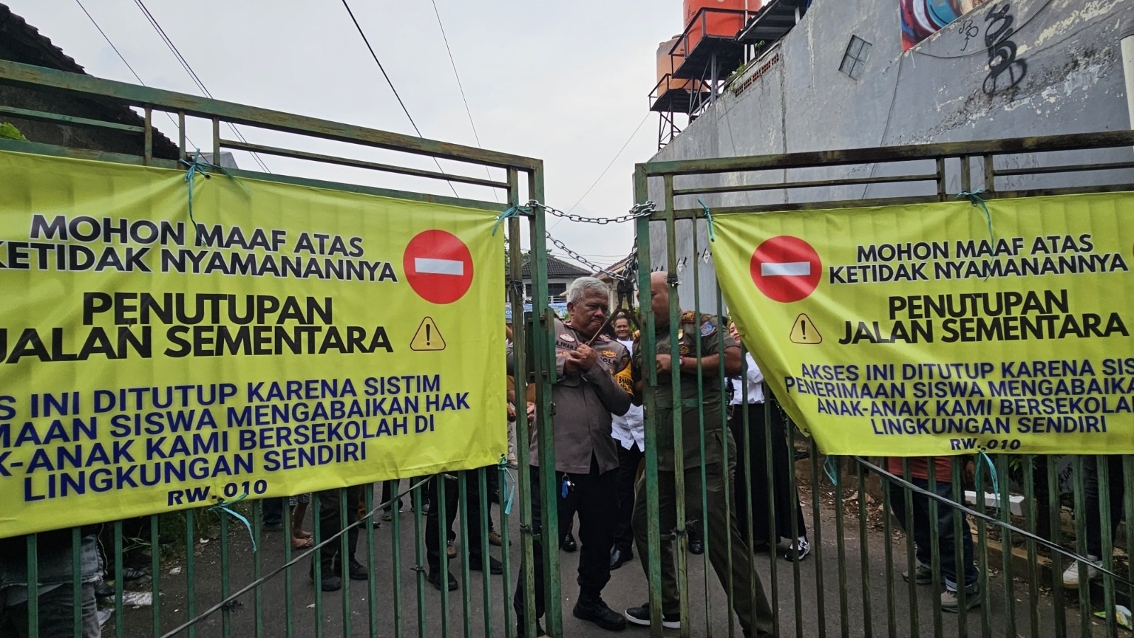 Blokir Dua SMAN Dibuka, Warga Sekitar Merasa Tidak Diprioritaskan