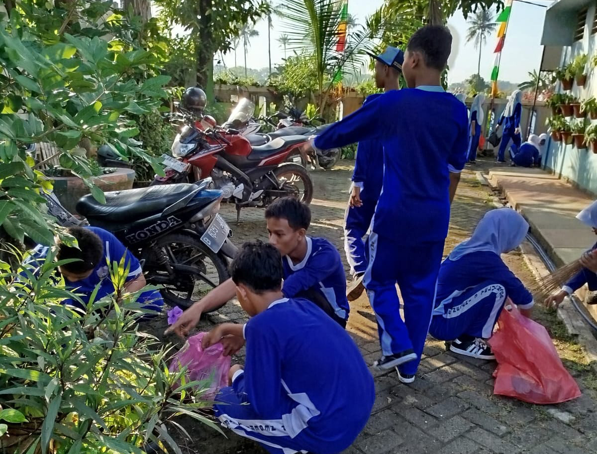 Aksi Bersih-Bersih Lingkungan Sekolah SMPN 3 Teluknaga, Mulai dari Siswa, Guru dan Staf Ikut Kerja Bakti