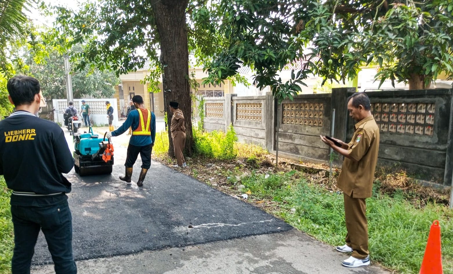 Pemdes Kosambi Tambal Jalan Rusak