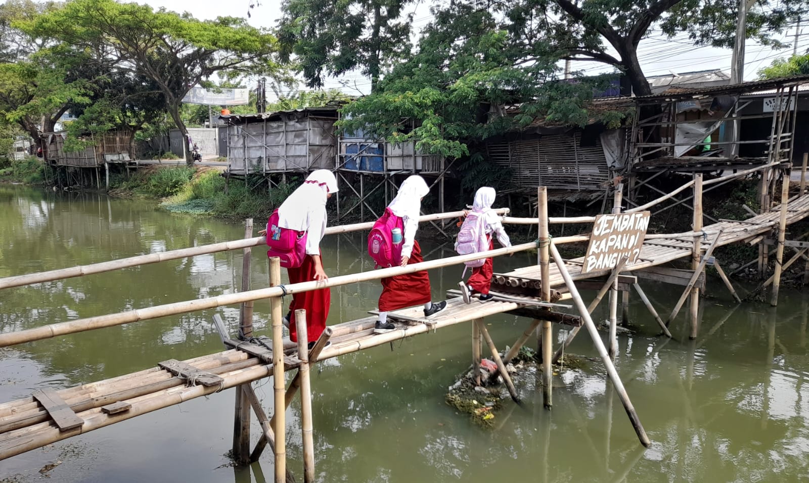 Siswa SD Terpaksa Pakai Jembatan Darurat, Akibat Jembatan Roboh di Kampung Ilat Belum Diperbaiki