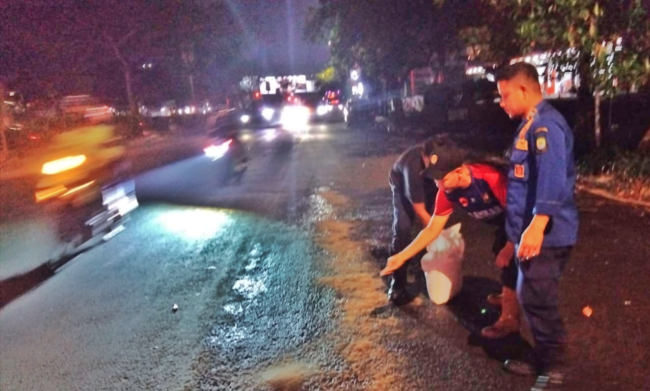 Mobil Tanki Minyak Bocor, Banyak Pengendara Motor Terjatuh